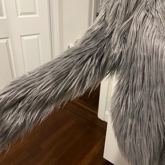 GRAY SHAGGY FAUX FUR COAT - Picture 2 of 7